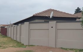 Zondile'S Guest Lodge
